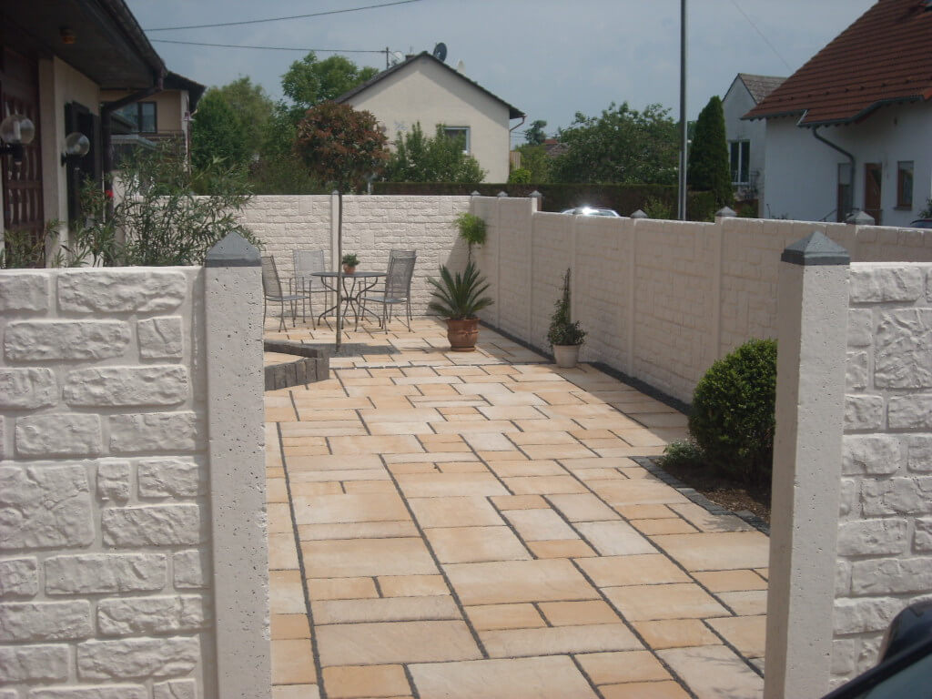 Vorgartengestaltung mit Betonzaun, Treppe und Terrasse
