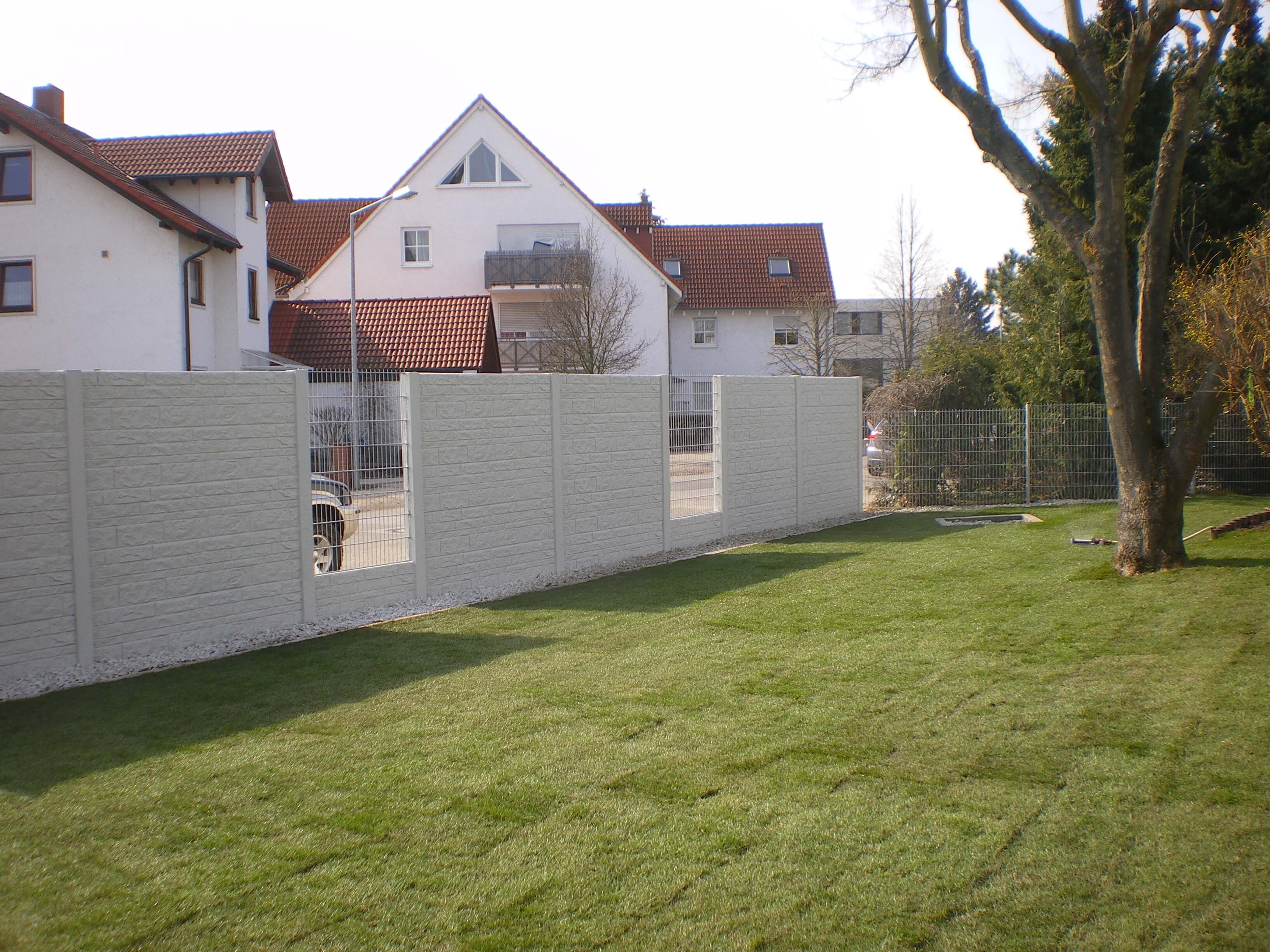 Betonzaun trifft Rollrasen