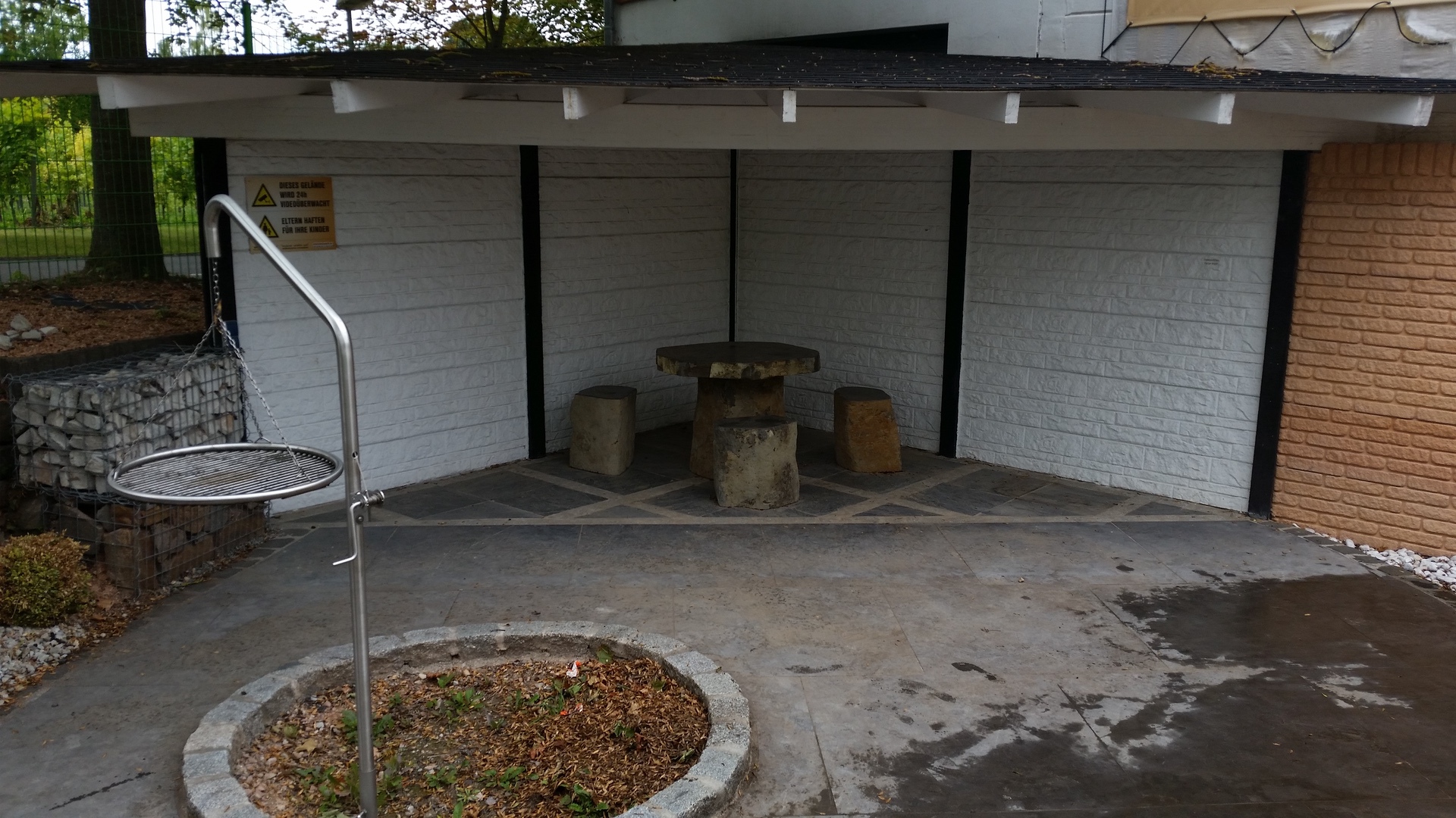 Laube aus Betonzaun.jpg